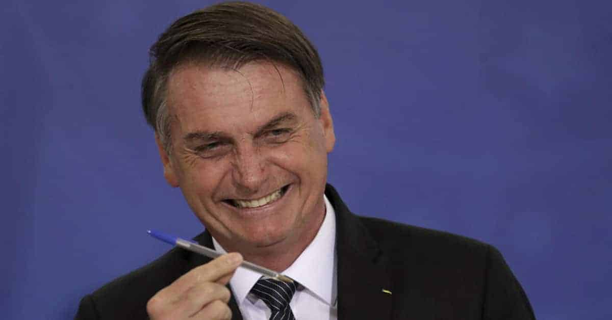 Bolsonaro caneta Bic - Foto Reprodução do Twitter