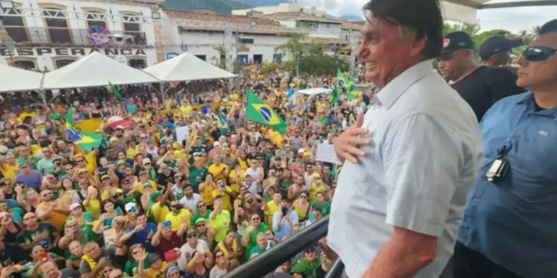 Bolsonaro recepcionado por multidão em São Sebastião; confira o vídeo