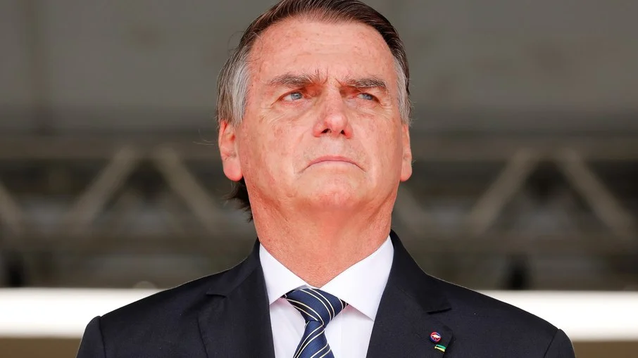 Mensagem subliminar? Bolsonaro compartilha foto ao lado do pai com uma “traíra”