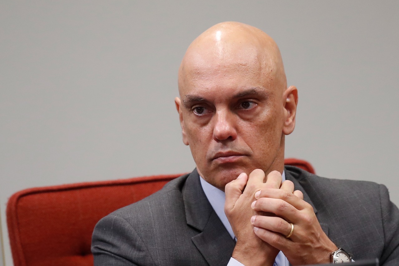 Alexandre de Moraes derruba contas com base em pedidos de órgão chefiado por ele mesmo, revela relatório internacional