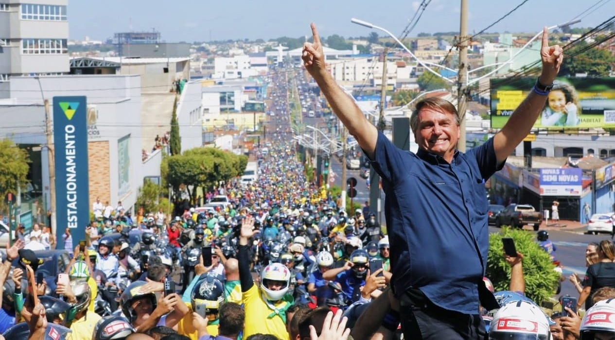 Bolsonaro é aclamado por multidão durante visita a Goiás