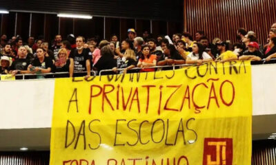 professores de esquerda ocupam Assembleia Legislativa do Paraná