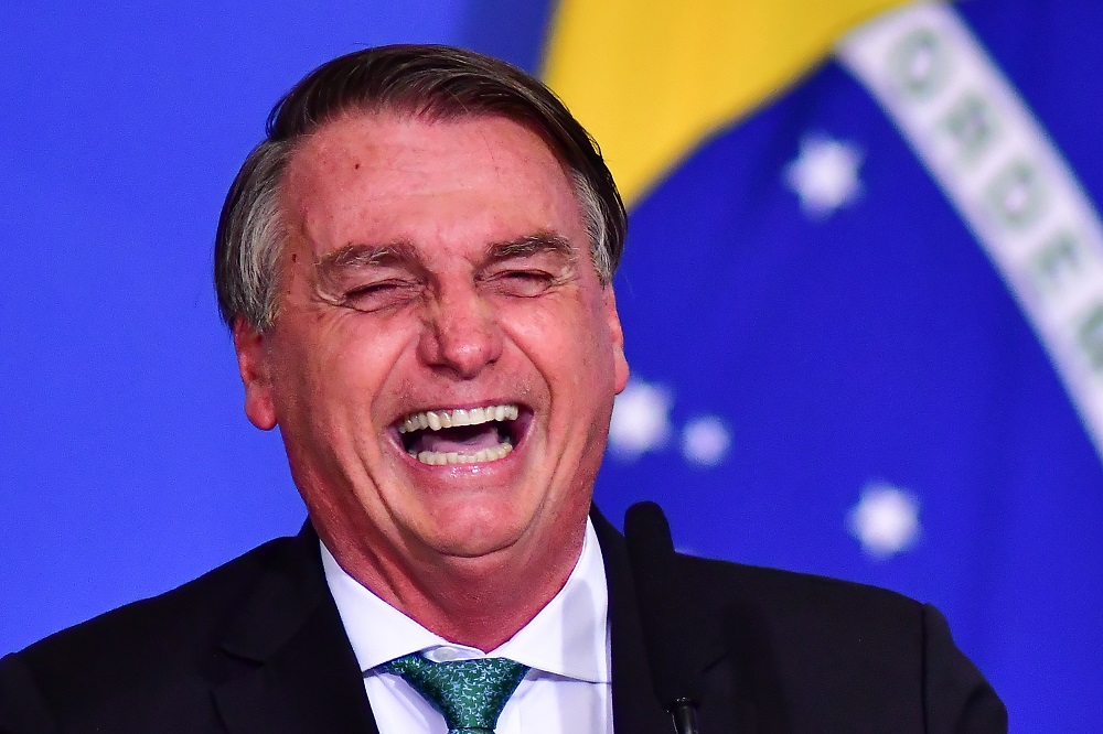 Bolsonaro ironiza matéria do UOL que o liga a Maduro ao som de Pabllo Vittar