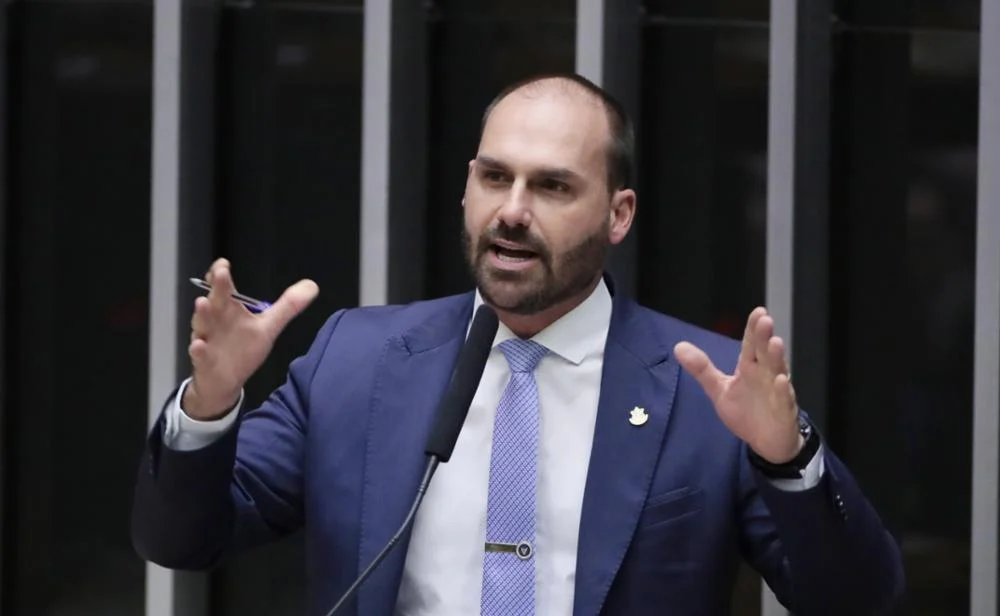 Eduardo Bolsonaro afirma que prisão de exilados na Argentina é ilegal