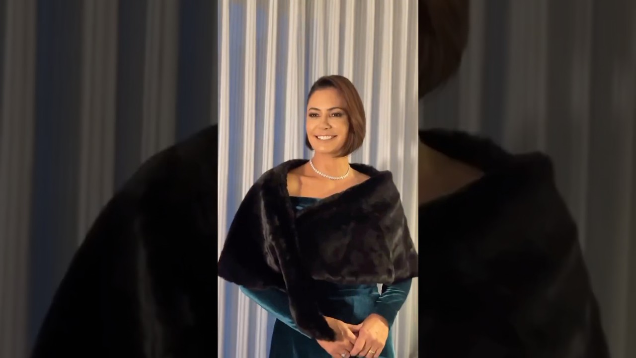 Elegância Sem Limites: Michelle Bolsonaro Encanta com Vestido de Veludo em Jantar de Trump