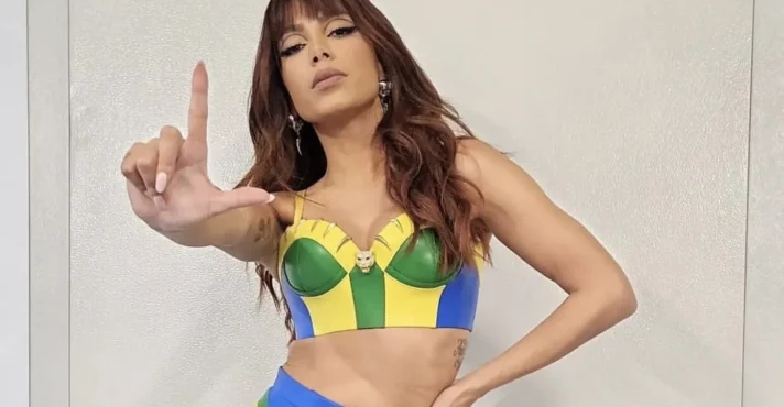 Anitta puxa coro de "sem anistia" no Carnaval e foliões xingam Bolsonaro – Veja o vídeo!